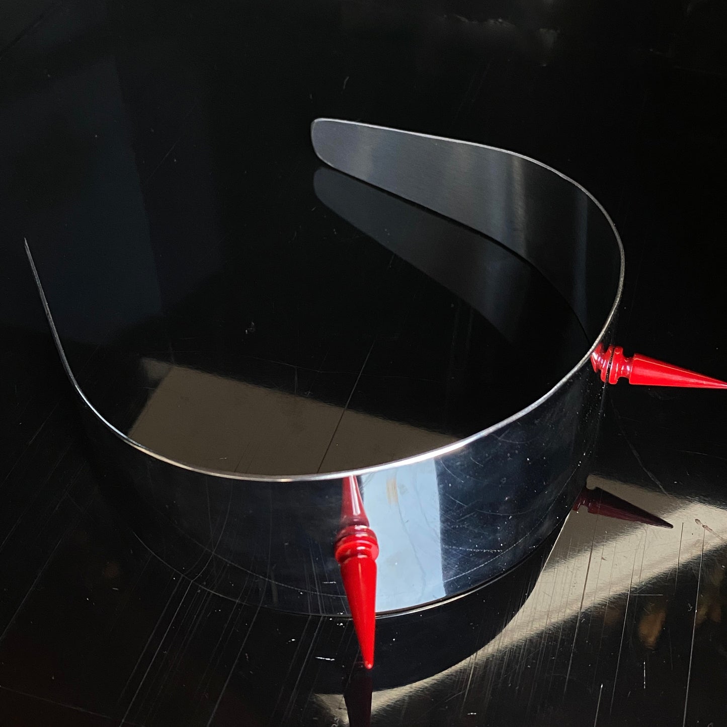 Démone - red spikes stainless steel hand band