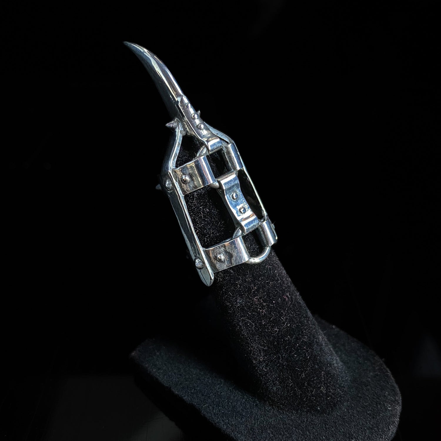 Claw rings