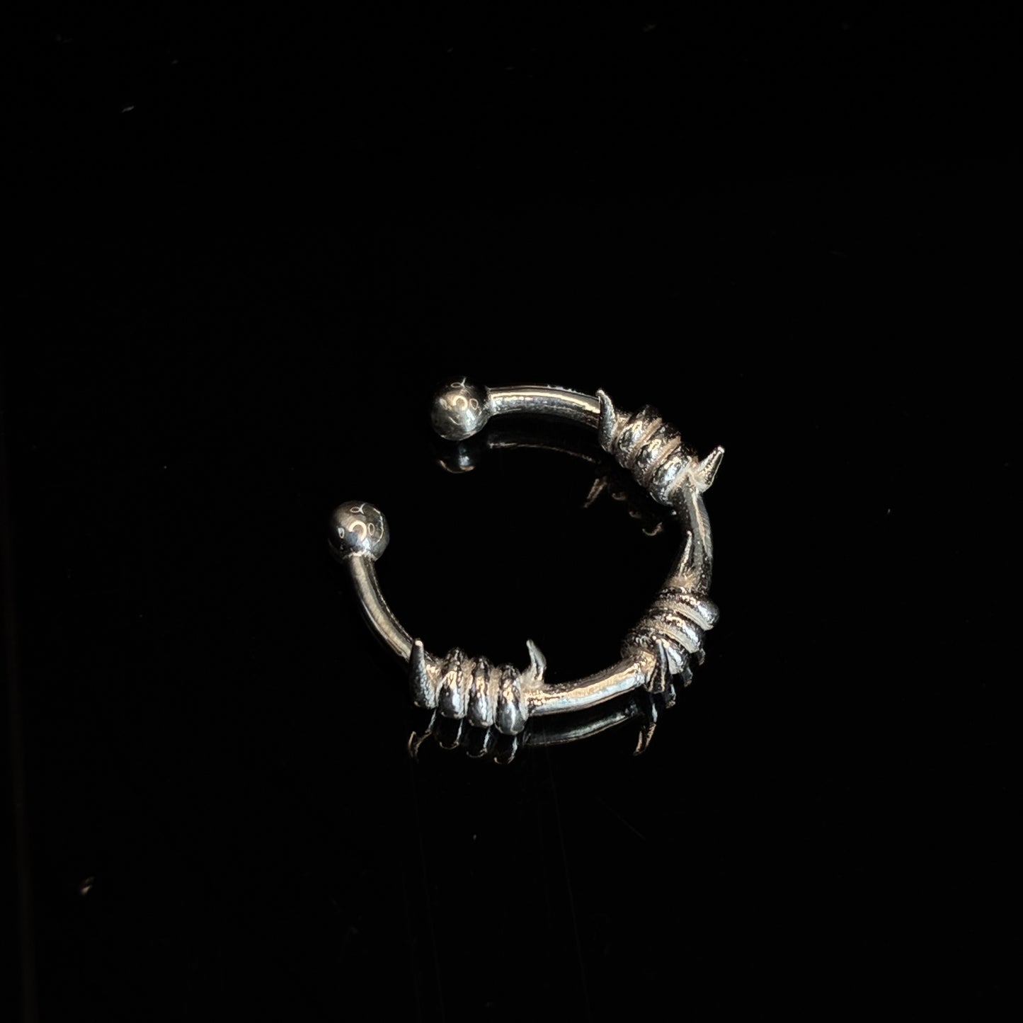 Barbelé barb wire septum cuff - sterling silver
