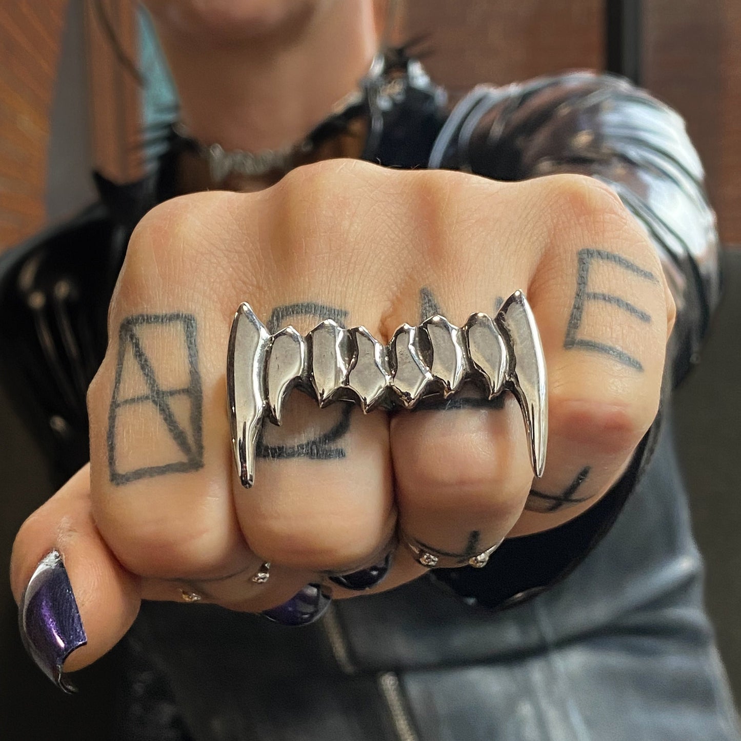 Huntress - sharp fangs bold double ring, silver