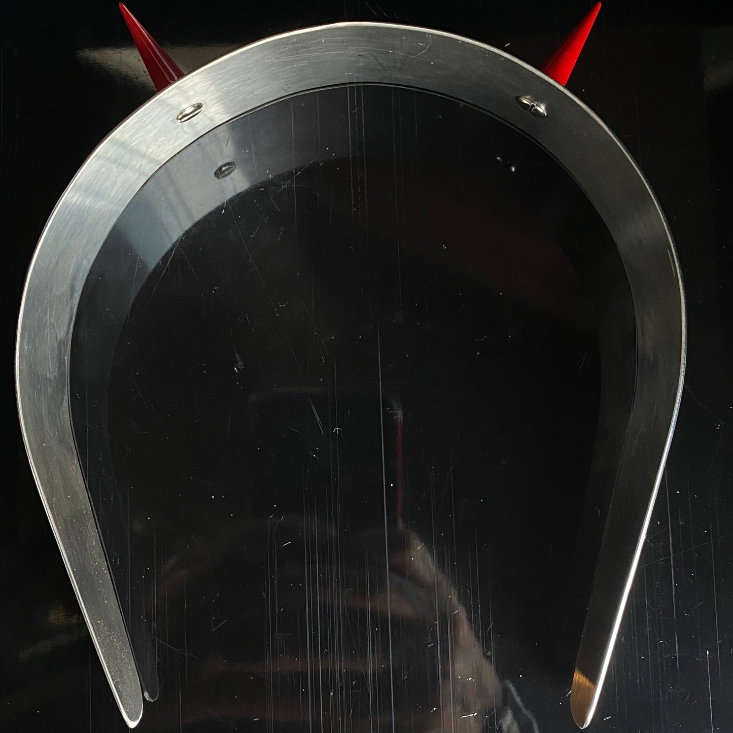 Démone - red spikes stainless steel hand band