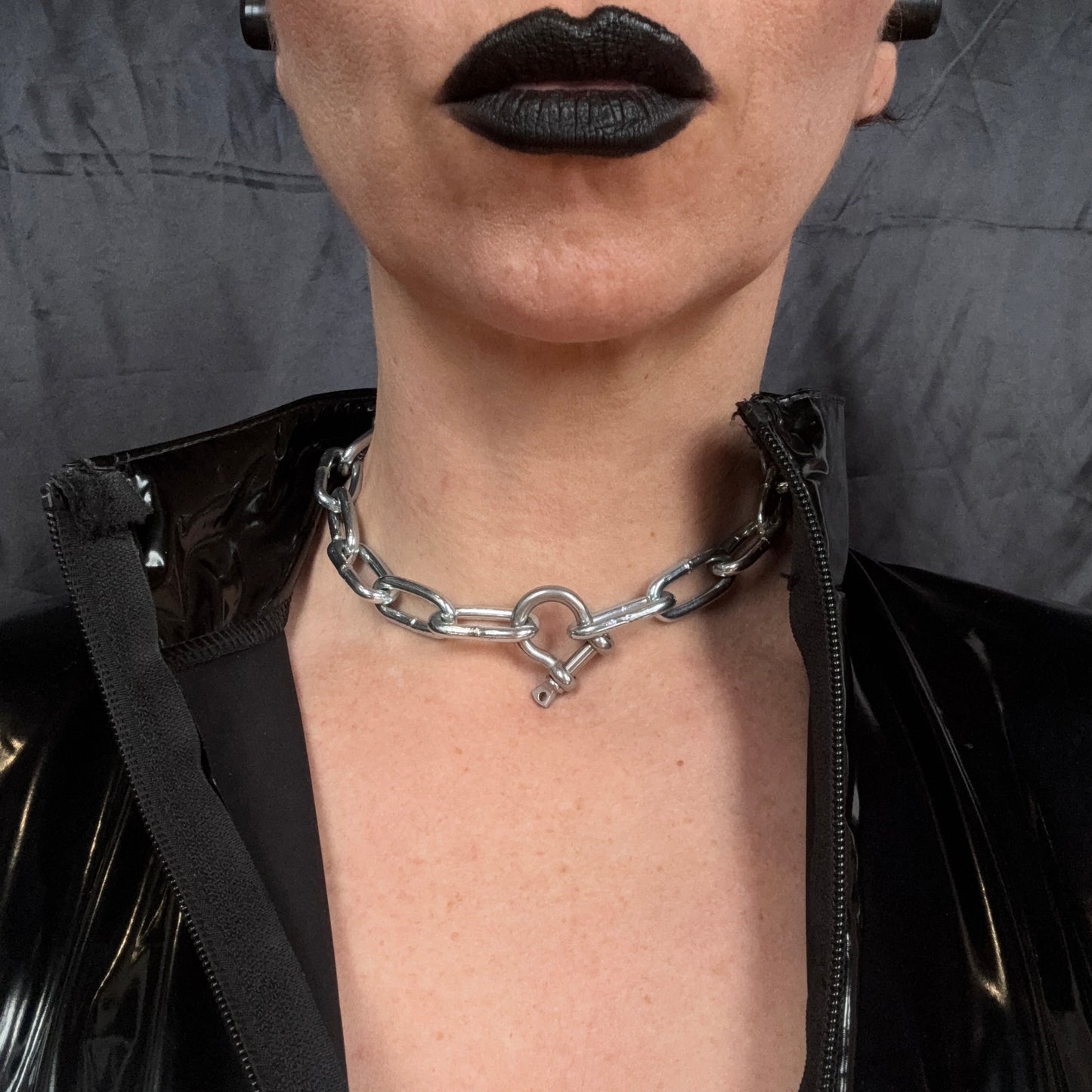 Minimalist industrial chain choker with shackle